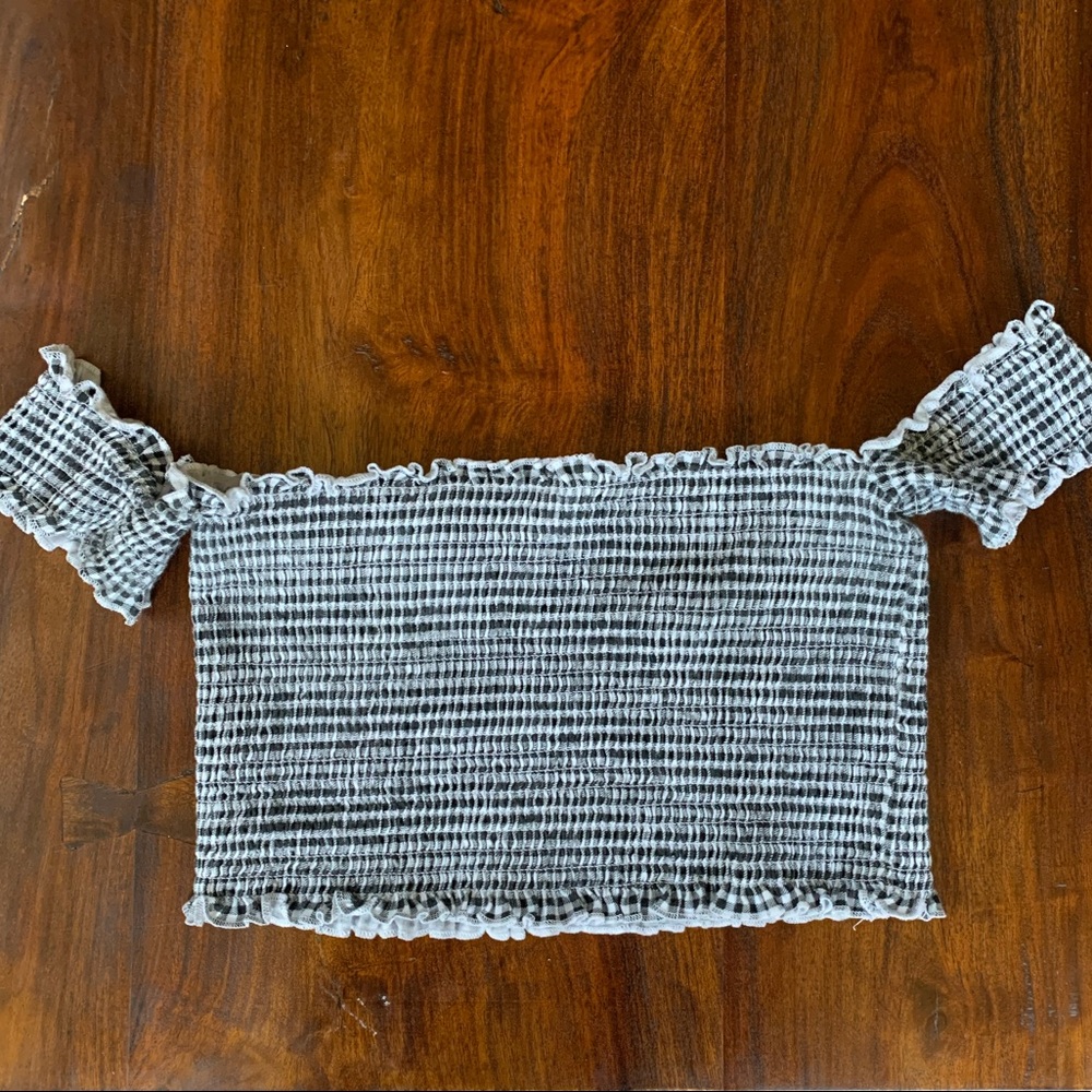 Pacsun crop top with over the shoulder sleeves M